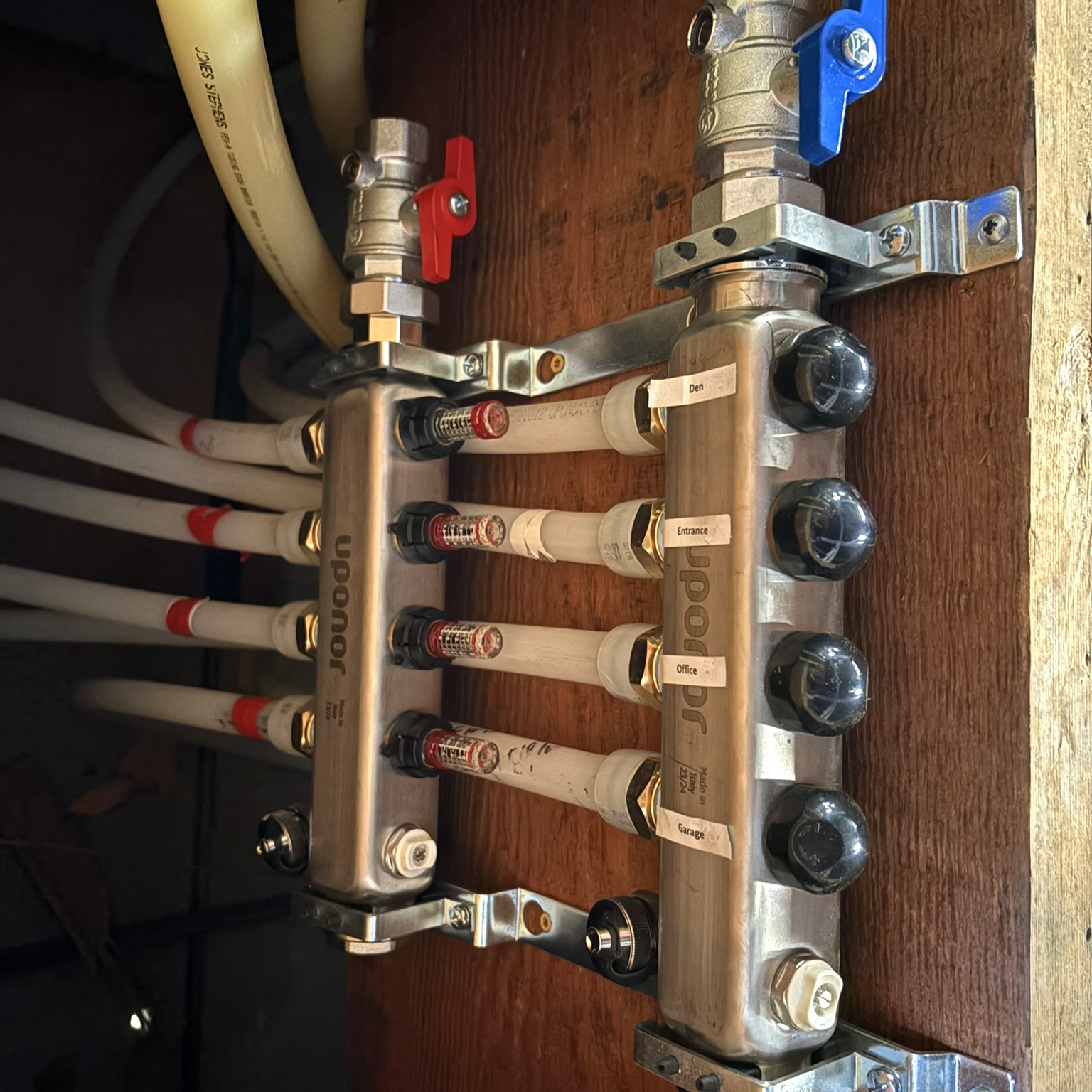 Hydronic radiant floor heating system